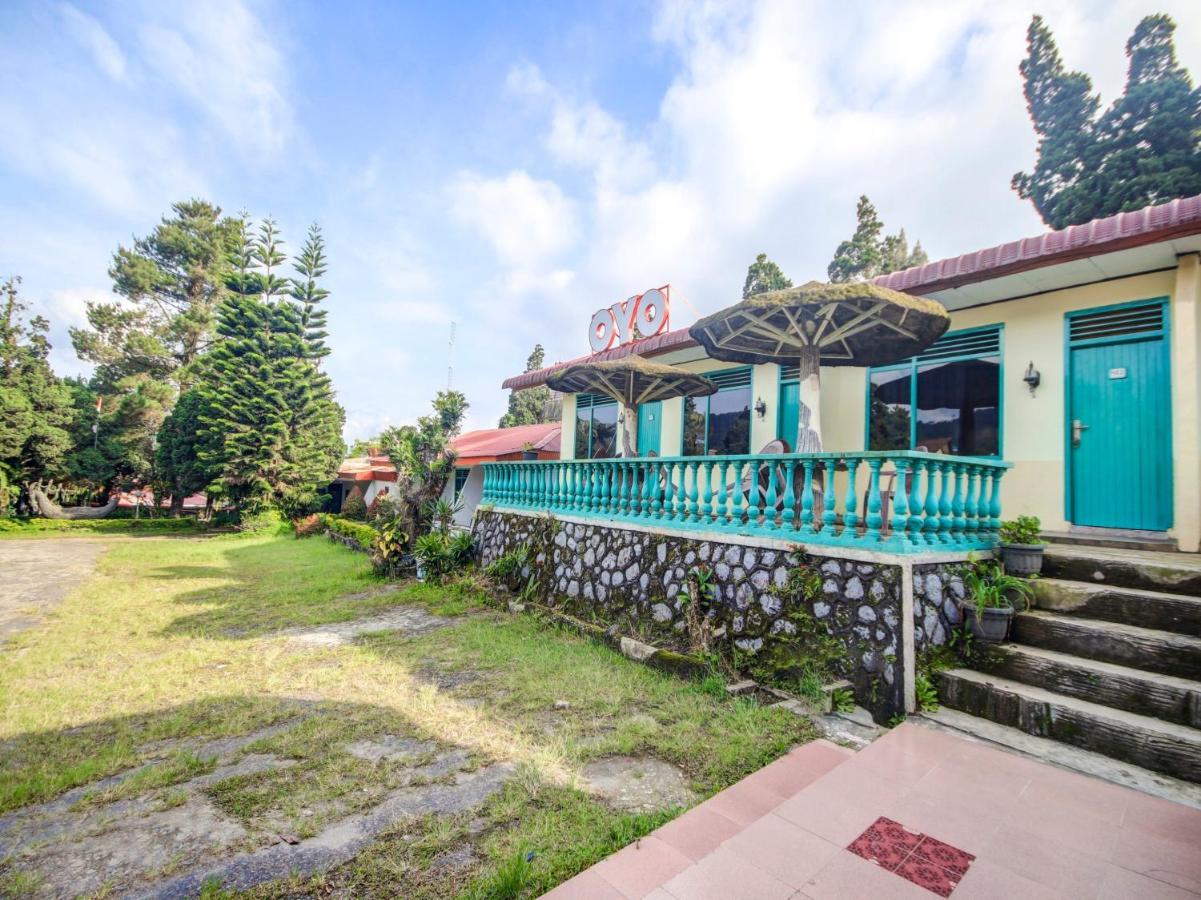 Oyo 2322 Dien Karona Hotel Berastagi Extérieur photo