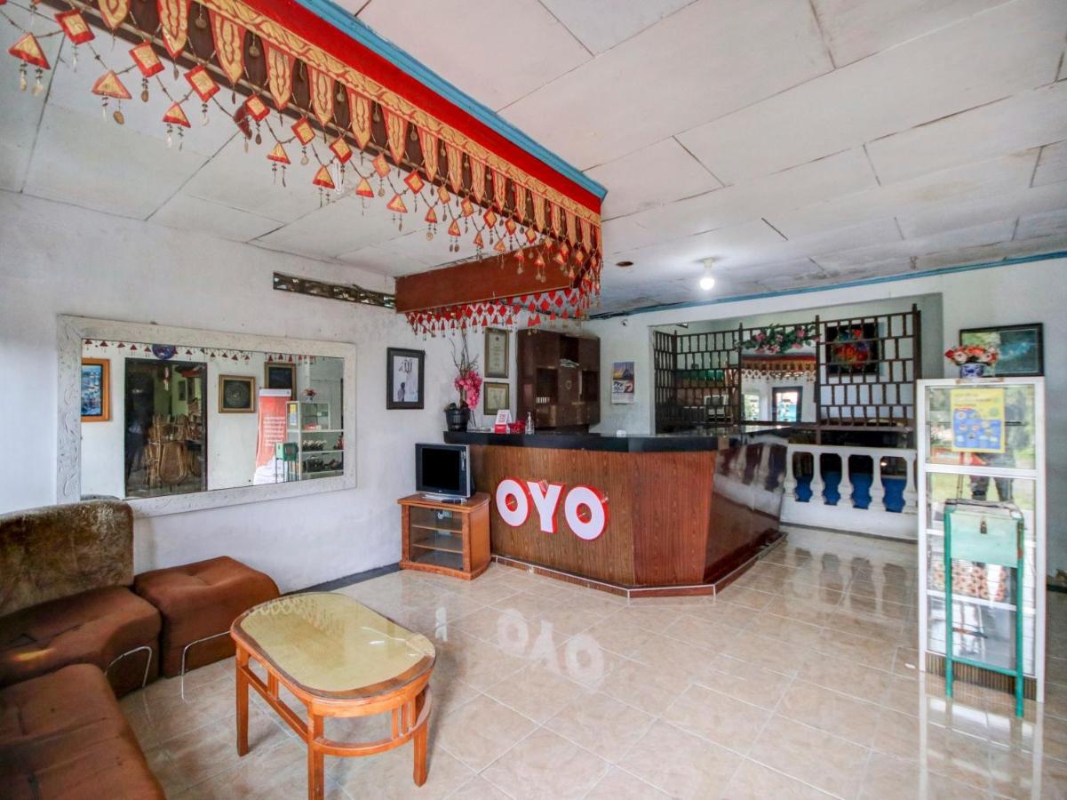 Oyo 2322 Dien Karona Hotel Berastagi Extérieur photo