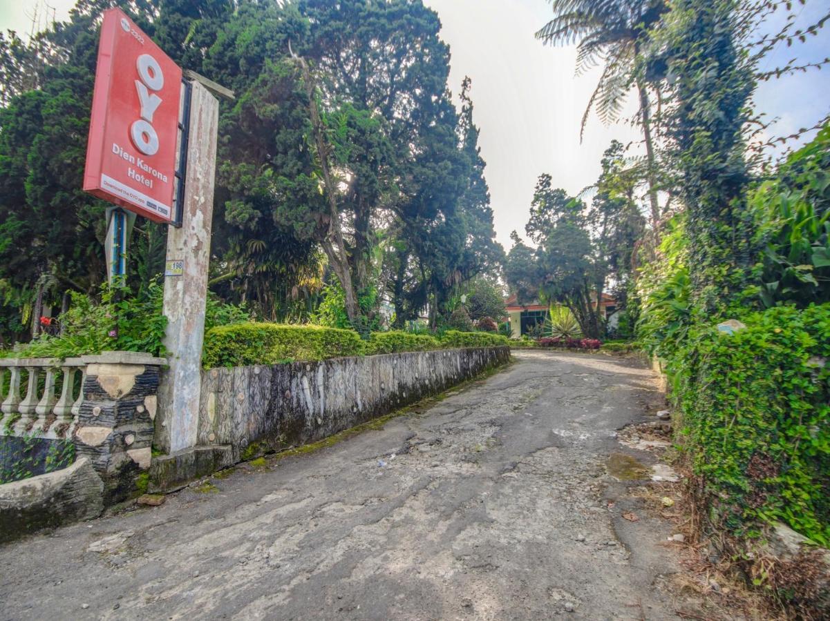 Oyo 2322 Dien Karona Hotel Berastagi Extérieur photo