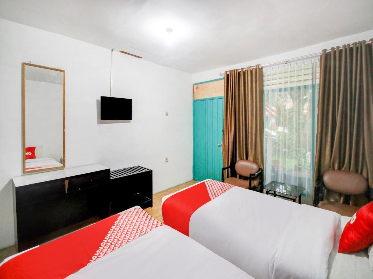 Oyo 2322 Dien Karona Hotel Berastagi Extérieur photo