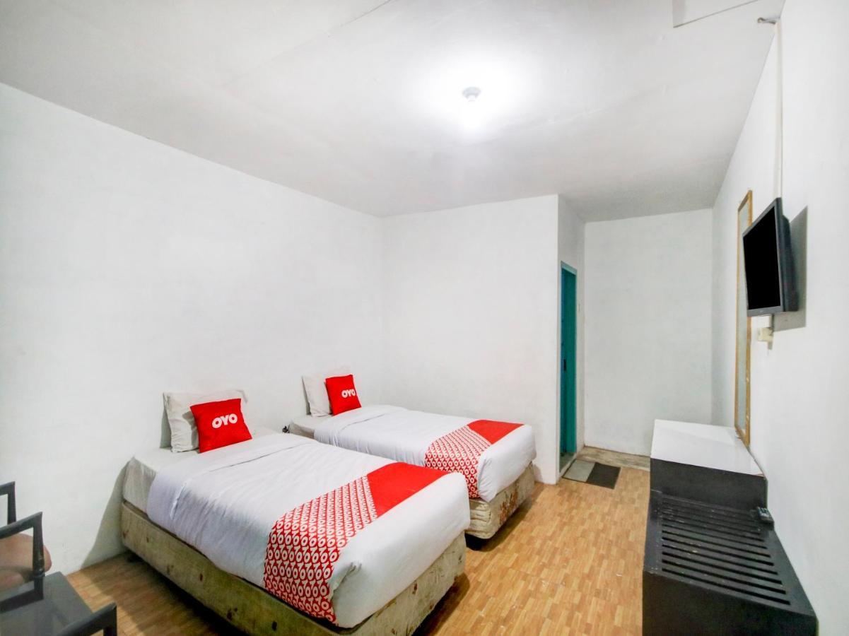 Oyo 2322 Dien Karona Hotel Berastagi Extérieur photo