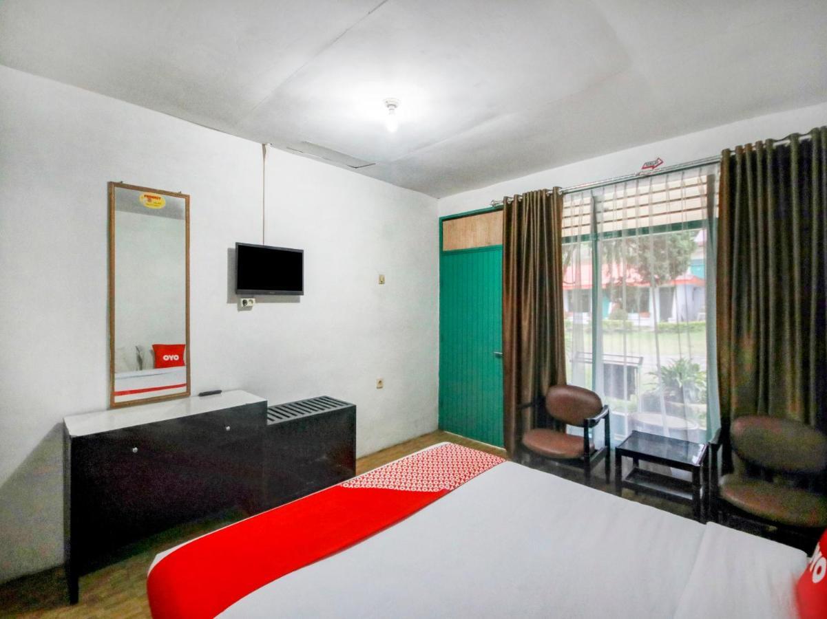 Oyo 2322 Dien Karona Hotel Berastagi Extérieur photo